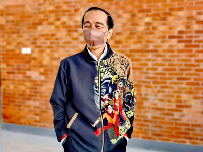 7 Gaya Jokowi Pakai Jaket Bomber Lukis Karya UMKM Blora, Dibeli Rp 350 Ribu