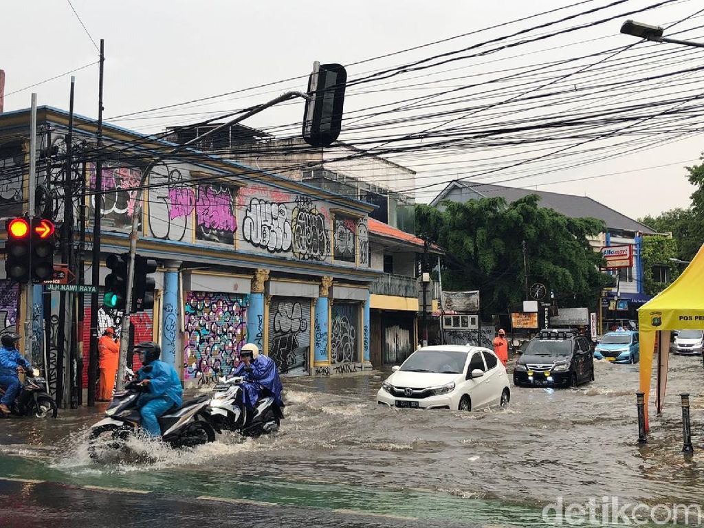 Hujan Deras, Perempatan ITC Fatmawati Jaksel Sempat Tergenang