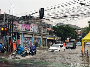 Hujan Deras, Perempatan ITC Fatmawati Jaksel Sempat Tergenang Hujan Deras, Perempatan ITC Fatmawati Jaksel Sempat Tergenang