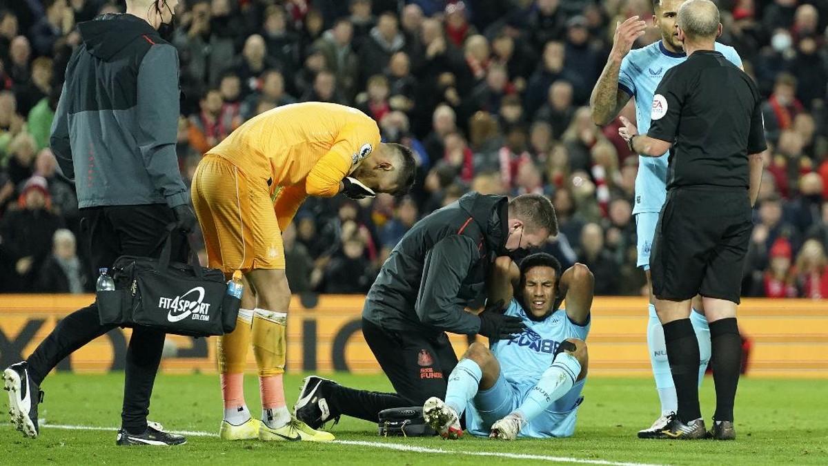 Gol pertama Liverpool diprotes Newcastle karena tercipta saat Isaac Hayden sedang terkapar. (Foto: AP/Jon Super)