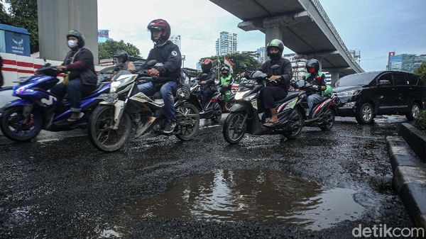 Jalan Rasuna Said Berlubang dan Tergenang