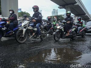 Jalan Rasuna Said Berlubang dan Tergenang