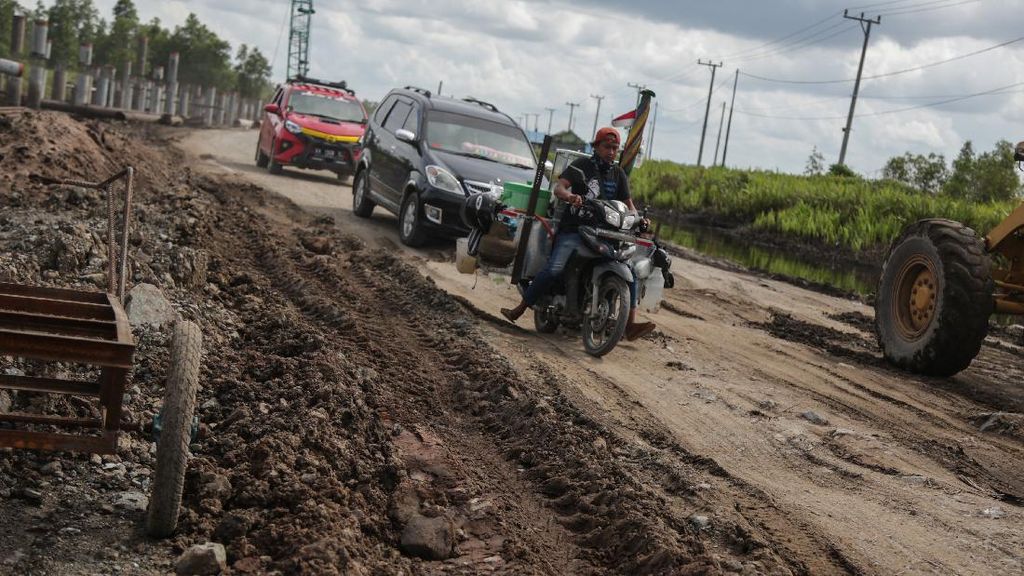 Jalan Trans Kalimantan Rusak Parah Usai Diterjang Banjir