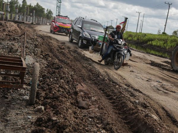 Jalan Trans Kalimantan Rusak Parah Usai Diterjang Banjir