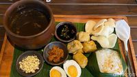 Mantap Lur! Sego Rawon dan Tempe Mendoan di Java Dancer Coffee