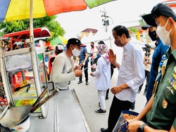 Usai Resmikan Pasar Besar Ngawi, Jokowi-Iriana dan Khofifah Berbagi Bantuan Tunai