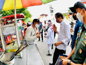 Usai Resmikan Pasar Besar Ngawi, Jokowi-Iriana dan Khofifah Berbagi Bantuan Tunai Usai Resmikan Pasar Besar Ngawi, Jokowi-Iriana dan Khofifah Berbagi Bantuan Tunai
