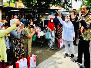 Momen Jokowi Disambut Histeris Pedagang Pasar Mulyorejo Jateng Momen Jokowi Disambut Histeris Pedagang Pasar Mulyorejo Jateng