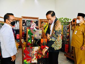 Di Blora, Jokowi-Iriana Beli Jaket Lukisan Keluarga