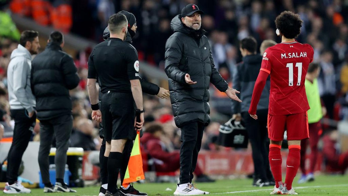 Juergen Klopp menarik keluar Mohamed Salah di babak kedua di laga Liverpool vs Newcastle (Foto: Getty Images/Clive Brunskill)