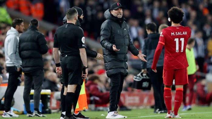 LIVERPOOL, ENGLAND - DECEMBER 16: Juergen Klopp, Manager of Liverpool gives instructions to Mohamed Salah of Liverpool during the Premier League match between Liverpool and Newcastle United at Anfield on December 16, 2021 in Liverpool, England. (Photo by Clive Brunskill/Getty Images)