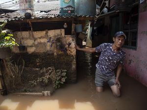 Kali Pesanggrahan Meluap, Warga Sekitar Kebanjiran Kali Pesanggrahan Meluap, Warga Sekitar Kebanjiran