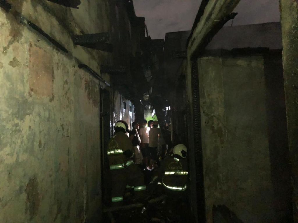 Kebakaran Besar di Menteng Jakpus Landa 3 RT, Diperkirakan 30 Rumah Hangus