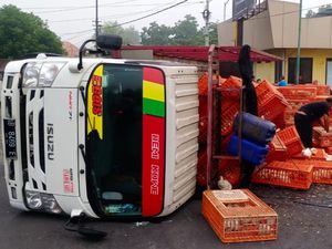 Truk Terguling di Mojokerto, Muatan Ayam Berhamburan ke Bahu Jalan