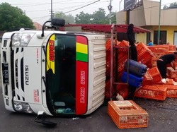Truk Terguling di Mojokerto, Muatan Ayam Berhamburan ke Bahu Jalan