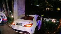 Potret Mercy Ringsek Kecelakaan di Senayan yang Tewaskan Pengemudinya