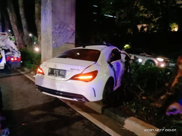 Potret Mercy Ringsek Kecelakaan di Senayan yang Tewaskan Pengemudinya