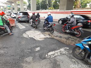 Komisi D DPRD DKI Minta Pemprov Segera Perbaiki Jalan Rasuna Said Rusak!