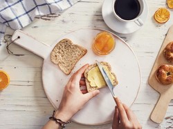 Mau Sarapan Roti? Perhatikan 5 Kesalahan Makan Roti Ini Agar BB Tak Naik