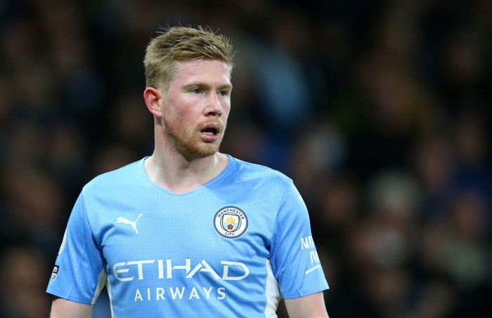MANCHESTER, ENGLAND - DECEMBER 14: Kevin De Bruyne of Manchester City looks on during the Premier League match between Manchester City and Leeds United at Etihad Stadium on December 14, 2021 in Manchester, England. (Photo by Alex Livesey/Getty Images)