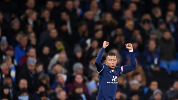 MANCHESTER, ENGLAND - NOVEMBER 24: Kylian Mbappe of Paris Saint-Germain celebrates after scoring their teams first goal during the UEFA Champions League group A match between Manchester City and Paris Saint-Germain at Etihad Stadium on November 24, 2021 in Manchester, England. (Photo by Laurence Griffiths/Getty Images)
