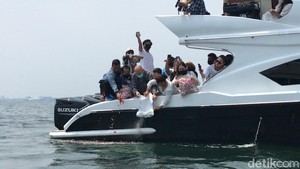 Tangis Keluarga Melarung Sebagian Abu Kremasi Laura Anna ke Laut