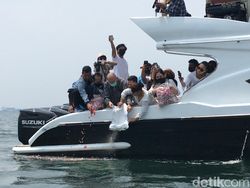 Tangis Keluarga Melarung Sebagian Abu Kremasi Laura Anna ke Laut