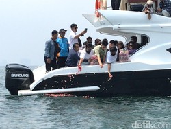 Detik-detik Pelarungan Abu Laura Anna ke Laut Ancol