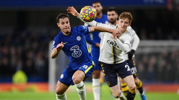 LONDON, ENGLAND - DECEMBER 16: Cesar Azpilicueta of Chelsea battles for possession with Anthony Gordon of Everton during the Premier League match between Chelsea and Everton at Stamford Bridge on December 16, 2021 in London, England. (Photo by Clive Mason/Getty Images)