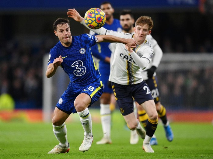 LONDON, ENGLAND - DECEMBER 16: Cesar Azpilicueta of Chelsea battles for possession with Anthony Gordon of Everton during the Premier League match between Chelsea and Everton at Stamford Bridge on December 16, 2021 in London, England. (Photo by Clive Mason/Getty Images)