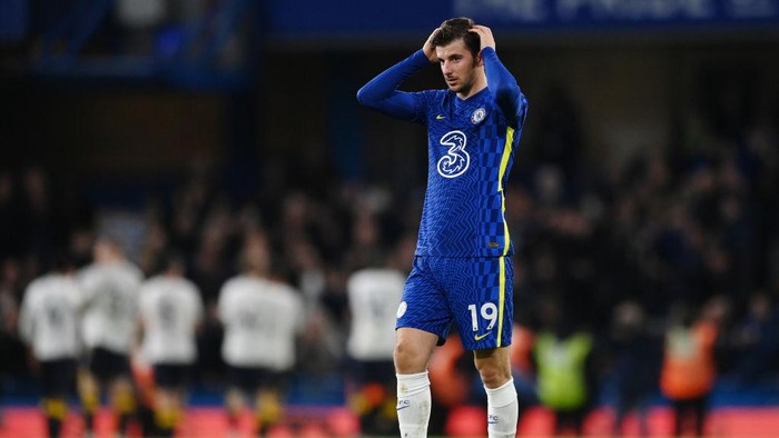 LONDON, ENGLAND - DECEMBER 16: Mason Mount of Chelsea looks dejected after the Premier League match between Chelsea and Everton at Stamford Bridge on December 16, 2021 in London, England. (Photo by Clive Mason/Getty Images)