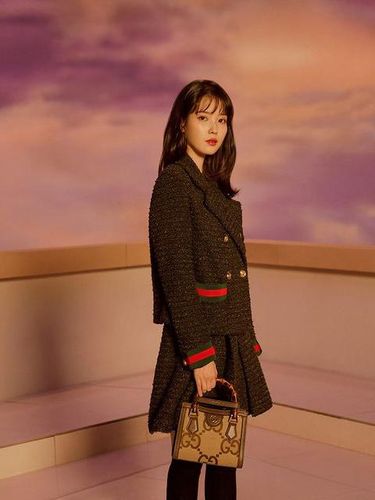 Melalui endorsement, IU mendulang kekayaan yang luar biasa. Sejak awal debutnya, IU sudah menjalin kerja sama dengan 3 brand berbeda. Selain Gucci, IU sempat bekerja sama dengan Guess dan J.Estina Jewelry / foto: instagram.com/voguekorea