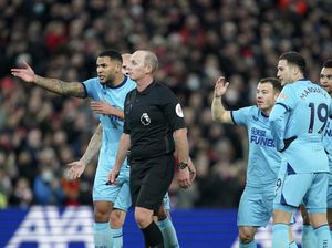 Dua Gol Liverpool ke Gawang Newcastle Dibantu Wasit Mike Dean?