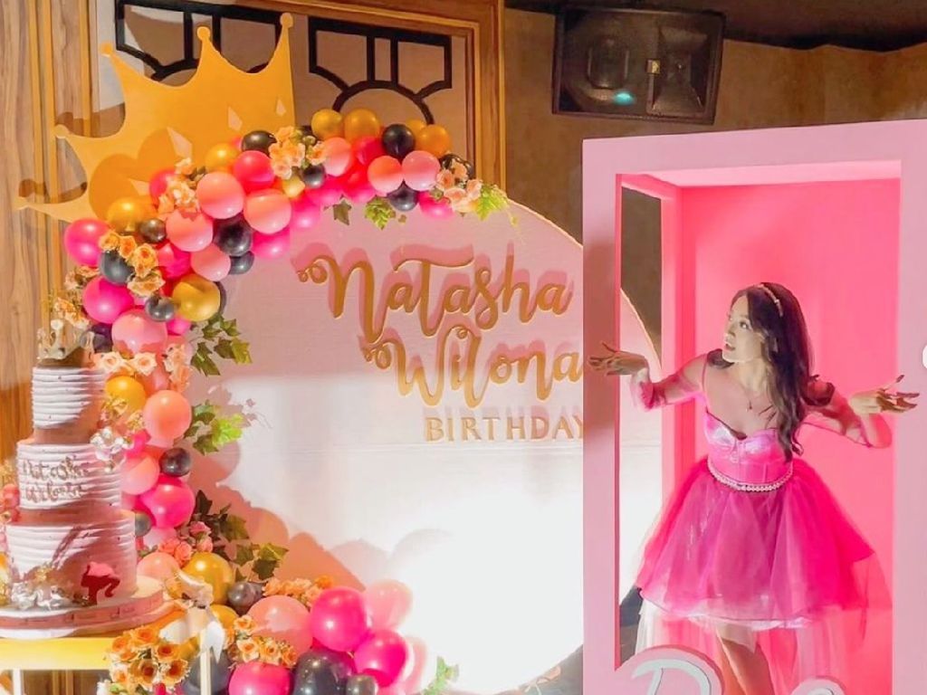 8 Foto Natasha Wilona Ultah ke-23, Tampil Cantik Dandan ala Barbie 8 Foto Natasha Wilona Ultah ke-23, Tampil Cantik Dandan ala Barbie