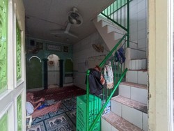 Aksi Pencurian Uang Kotak Amal Musala di Jakpus Terekam CCTV!