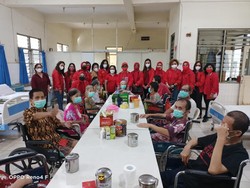 Persatuan Istri Anggota DPR Fraksi PDIP Salurkan Bantuan Natal 2021