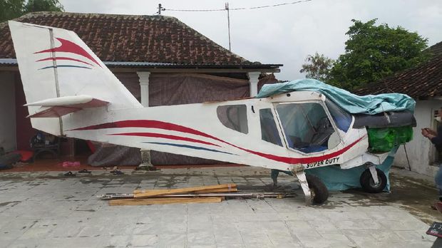 Warga Lamongan, Suyanto alias Heri Santoso membuat pesawat terbang. Pesawat terbang yang ia buat jenis Short Take-Off and Landing (STOL).