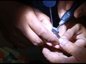 Momen Dramatis Damkar Parepare Potong Cincin di Jari Perempuan