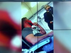 Celana Dalam Wanita Dijadikan Masker, Pria Diusir dari Pesawat