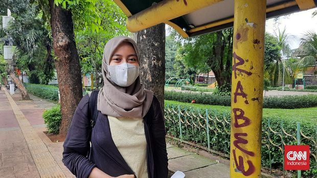 Seorang pengguna transportasi umum DKI Jakarta Yuni Zara Ainun Sari (23) menilai rencana Pemprov DKI jakarta menerapkan JBE tersebut akan efektif. Menurutnya, menggunakan transportasi unum di DKI Jakarta lebih nyaman daripada mobil pribadi, Jalan Raya Ragunan, Jakarta Selatan, Jumat (17/12).