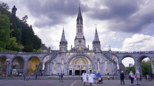 Sanctuary of Our Lady of Lourdes atau Sanctuary Notre-Dame de Lourdes (Paris) Sanctuary of Our Lady of Lourdes atau Sanctuary Notre-Dame de Lourdes (Paris)