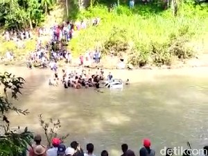 Penampakan Jembatan Gantung di Bone Roboh, 1 Mobil Terjun Bebas