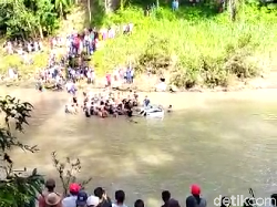 Penampakan Jembatan Gantung di Bone Roboh, 1 Mobil Terjun Bebas