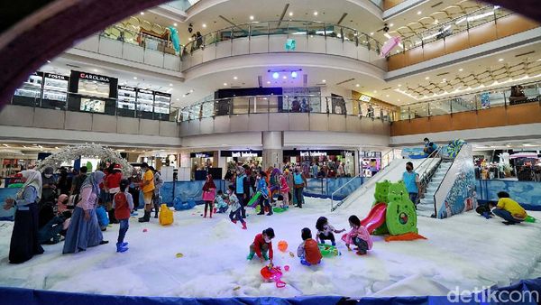 Serunya Anak-anak Bermain Salju di Sukoharjo