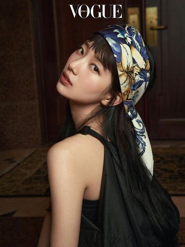 Suzy mengenakan gaun nilon hitam dan dipadukan dengan syal sutra persegi yang diukir dengan motif 'Le Monde' yang terinspirasi astrologi dari Dior / foto: instagram.com/voguekorea