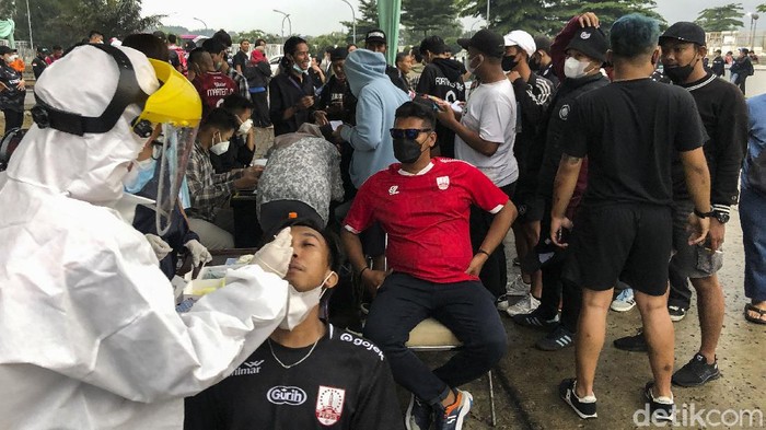 Liga 2 2021 memasuki babak 8 besar yang dimainkan di Stadion Pakansari dan Wibawa Mukti, menariknya laga tersebut kini tak lagi sunyi. Suporter kini diperbolehkan hadir ke Stadion!