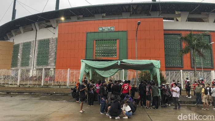 Liga 2 2021 memasuki babak 8 besar yang dimainkan di Stadion Pakansari dan Wibawa Mukti, menariknya laga tersebut kini tak lagi sunyi. Suporter kini diperbolehkan hadir ke Stadion!