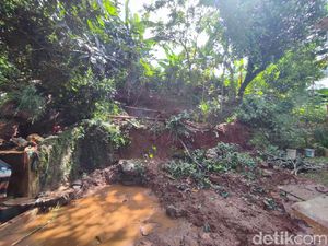 Tanggul Jebol, Warga Pondok Petir Depok Keluhkan Aktivitas Terganggu