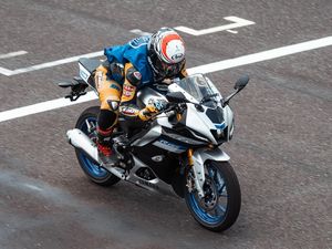 Menggeber Yamaha R15 Terbaru di Sirkuit, Seberapa Ngebut? Menggeber Yamaha R15 Terbaru di Sirkuit, Seberapa Ngebut?