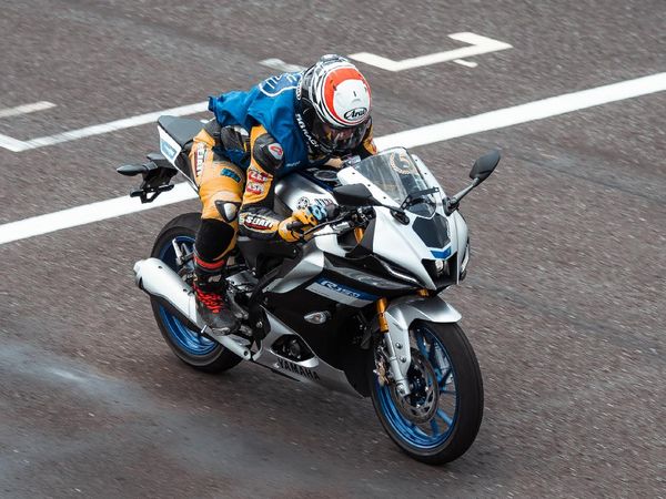 Menggeber Yamaha R15 Terbaru di Sirkuit, Seberapa Ngebut?